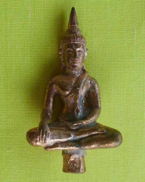 พระยอดธงเปิดโลก เนื้อสัมฤทธิ์โบราณ หลวงปู่คำบุ คุตฺตจิตฺโต หมายเลข 519 **เคาะเดียว**1**