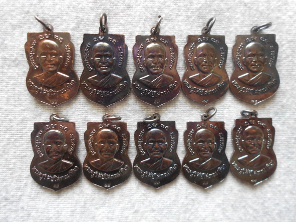 เหรียญเสมาใหญ่ หลวงพ่อทวด วัดช้างให้ ปี 55 เนื้อทองแดงรมดำ 10 เหรียญ ตอกโค๊ด ๕๕ (ชุดที่ 1)