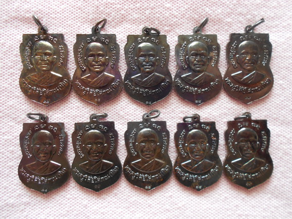 เหรียญเสมาใหญ่ หลวงพ่อทวด วัดช้างให้ ปี 55 เนื้อทองแดงรมดำ 10 เหรียญ ตอกโค๊ด ๕๕ (ชุดที่ 5)