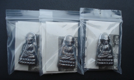 หลวงปู่ทวดวัดช้างให้ พิมพ์หลังหนังสือ ปี 55 (บัวแตก นิยม) 3 องค์ พร้อมใบคาถาครบทุกองค์ 074