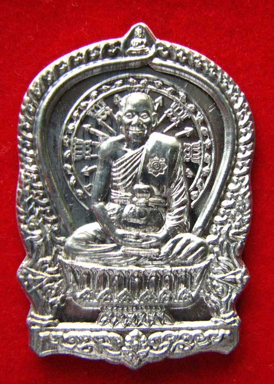 เหรียญนั่งพานชนะมาร หลวงพ่อจรัญ วัดอัมพวัน (เนื้อตะกั่วอวน)จ.สิงห์บุรี ปี2554 พร้อมกล่องเดิม สวยครับ