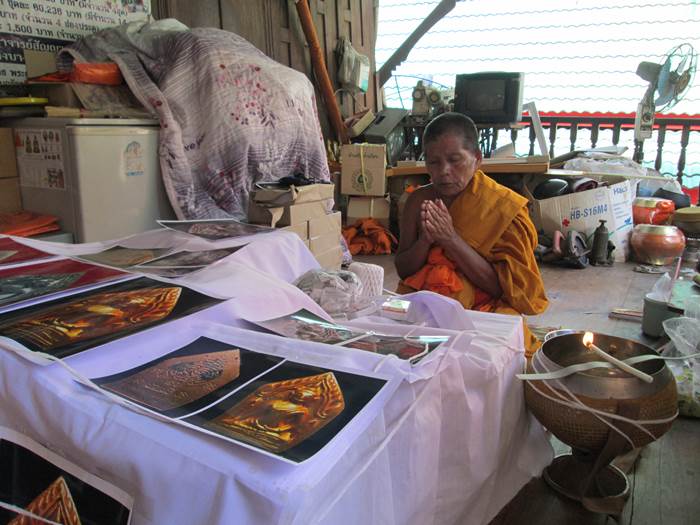 พระขุนแผนคงกระพัน หลังโรยอัญมณี ของ หลวงพ่อสัญญา (คง) แห่งวัดกลางบางแก้ว เนื้อผงเกสร 108 ปี