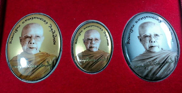 ล็อกเก็ตจัมโบ้ (ชุดกรรมการ) หลวงปู่สิงห์ทอง ปภากโร วัดป่าสุนทราราม อ.เลิงนกทา จ.ยโสธร