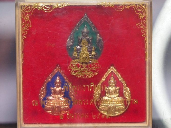 ***เคาะเดียวแดง***พระแก้วมรกต 3 ฤดู ลงยา (ตอกโค๊ต) ปี 39 (พร้อมกล่องเดิม) ราคาเบาๆ