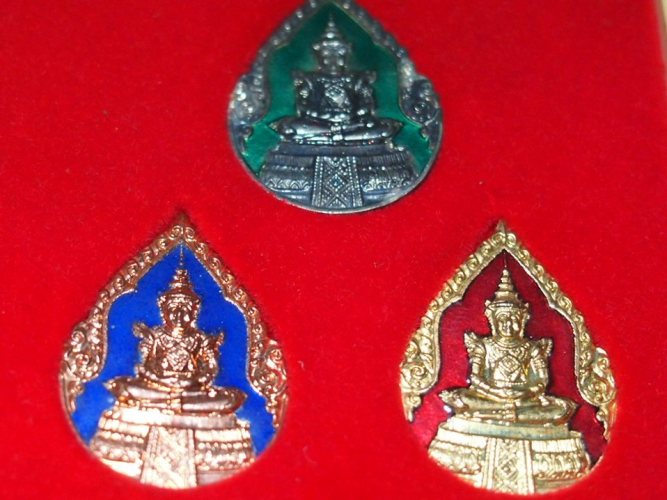 ***เคาะเดียวแดง***พระแก้วมรกต 3 ฤดู ลงยา (ตอกโค๊ต) ปี 39 (พร้อมกล่องเดิม) ราคาเบาๆ