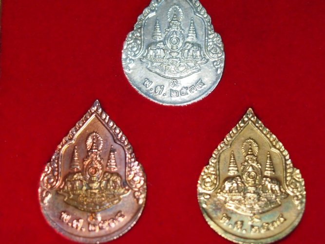 ***เคาะเดียวแดง***พระแก้วมรกต 3 ฤดู ลงยา (ตอกโค๊ต) ปี 39 (พร้อมกล่องเดิม) ราคาเบาๆ