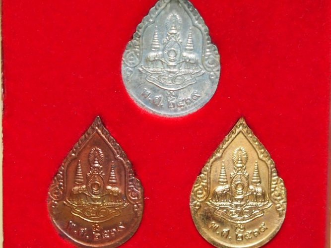 ***เคาะเดียวแดง***พระแก้วมรกต 3 ฤดู ลงยา (ตอกโค๊ต) ปี 39 (พร้อมกล่องเดิม) ราคาเบาๆ