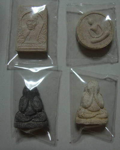 หลวงพ่อเมี้ยน เนื้อผง 4 องค์ สวยเดิมๆครับ