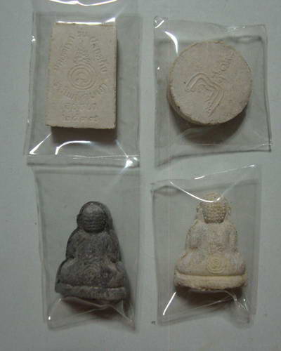 หลวงพ่อเมี้ยน เนื้อผง 4 องค์ สวยเดิมๆครับ