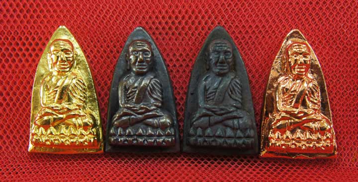 หลวงปู่ทวด พิมพ์เตารีดใหญ่ 4 องค์ เนื้อเปียกทอง เนื้อนวะ เนื้อผิวไฟ เนื้อสตางค์เเดง วัดในหาน อ.นอง อ