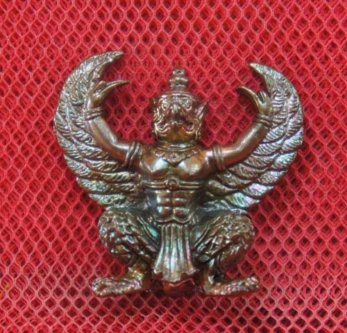 พญาครุฑรุ่นเเรก พญาครุฑมหาอำนาจ พ่อท่านพรหม วัดพลานุภาพ จ.ปัตตานี เนื้อนวะโลหะผิวไฟ ก้นอุดผงพุทธคุณ 