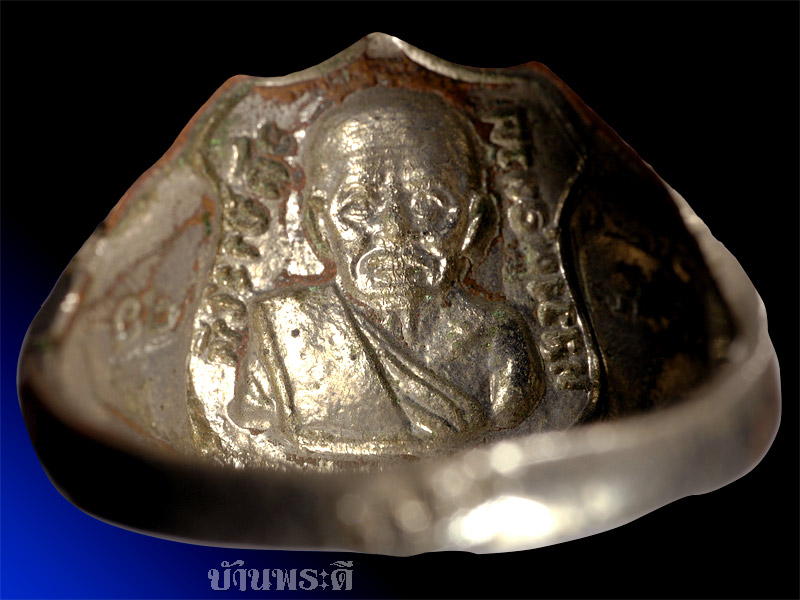 แหวนหลวงพ่อทวด หลังแบบ เนื้ออัลปาก้าลงยาสีแดง ปี 2524 วัดช้างให้ จ.ปัตตานี