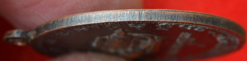 เหรียญอาจารย์ฝั้น รุ่น9 เนื้อทองแดงรมดำ บล็อกสายฝน