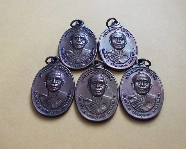 ***วัดใจ 5เหรียญ *** หลวงพ่อคูณตลาดไทรเก่า ปี 22 ทองแดงสภาพสวยA4
