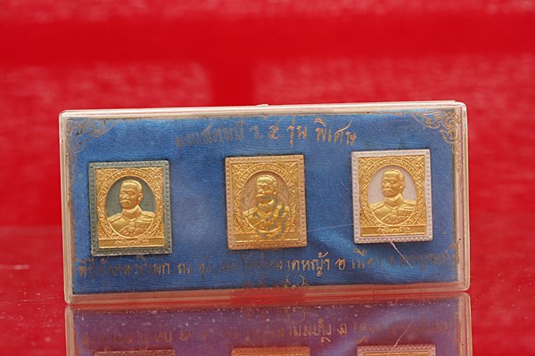 ผงแสตมป์ ร.5  รุ่นพิเศษ วัดทุ่งลาดหญ้า กาญจนบุรี (1 ชุด 3 องค์)