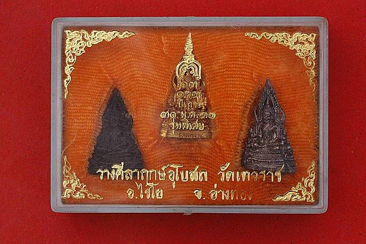 รูปหล่ออุดกริ่งพระพุทธชินราช ออกวัดเทวราช ปี 30 ทอง เงิน นวะ มาเป็นชุด