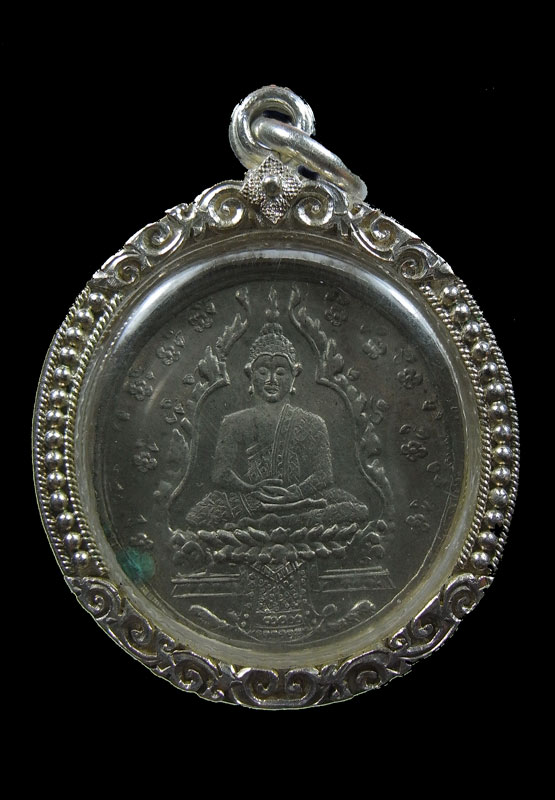 เหรียญพระแก้วมรกต 2475 บล็อคนิยม ข้างหลังใส่ปรก อ.ชุม 2497 เลี่ยมเงินพร้อมใช้