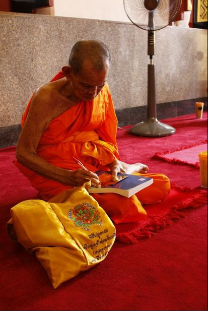พระกริ่งที่ระลึก ญสส. รุ่นทรงประทาน เนื้อทองระฆัง หมายเลข ๙๑๙
