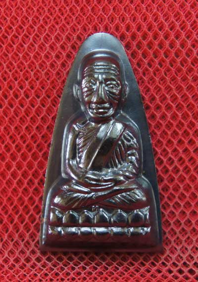 เหรียญหลวงปู่ทวด เตารีดใหญ่ปั๊ม หลังหนังสือ ท. รุ่น 101 ปี อาจารย์ทิม เนื้อทองแดงนอกรมดำ หมายเลข 364