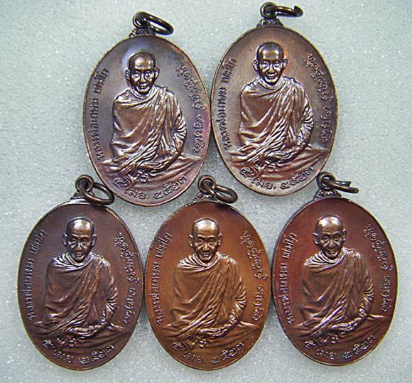 ๕เหรียญบล็อคนิยมหลวงพ่อเกษม เขมโก จ.ลำปางเหรียญหลังภปร.ปี๒๓เนื้อทองแดงสวยๆครับ