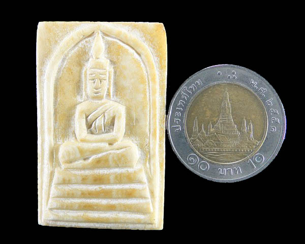พระพุทธหลังพระปิดตาเนื้องาแกะ
