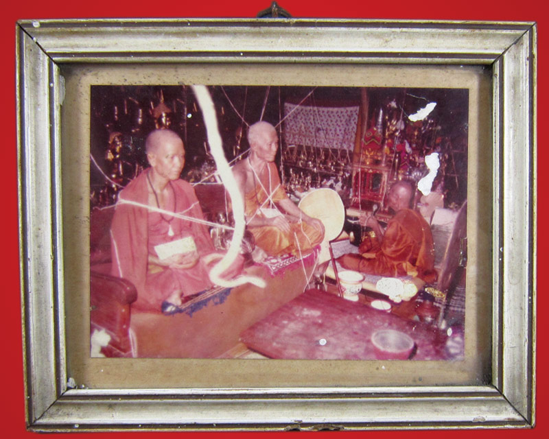 ภาพปาฏิหาริย์ ครูบาชัยวงศาพัฒนา วัดพระพุทธบาทห้วยต้ม ขณะปลุกเสกวัตถุมงคล