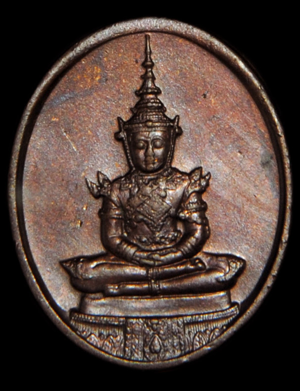 เหรียญพระแก้วมรกต ทรงเครื่องฤดูร้อน หลัง ภปร. รุ่นฉลองกรุง 200 ปี 2525 สวยเดิมๆ ครับ