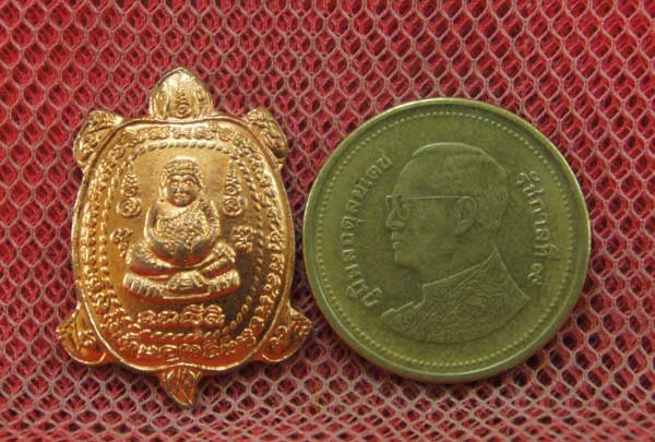 เต่าหลวงพ่อหลิว วัดไทรทองพัฒนา รุ่น เฮงกับเฮง ปี 38 งานปิดทองลูกนิมิต เนื้อทองเเดง พร้อมกล่อง