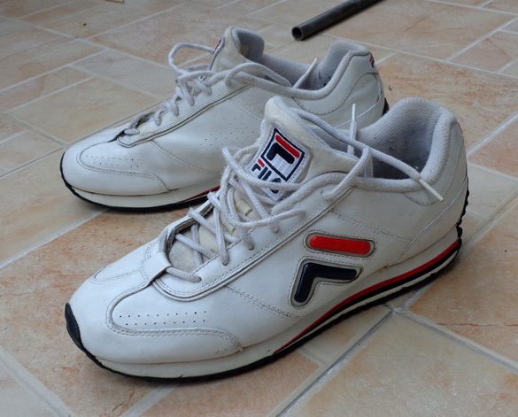 รองเท้าสปอร์ตกีฬา FILA หนังขาว ของแท้ครับ