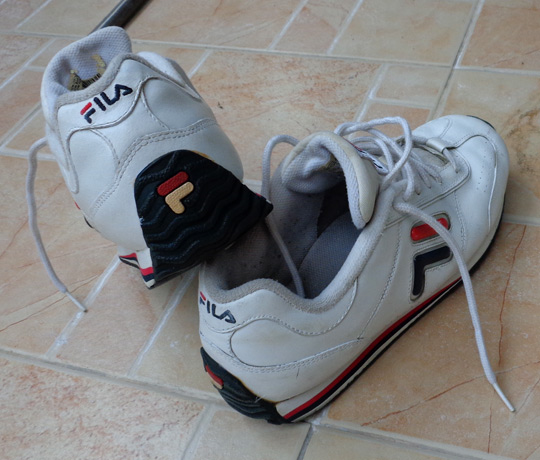 รองเท้าสปอร์ตกีฬา FILA หนังขาว ของแท้ครับ