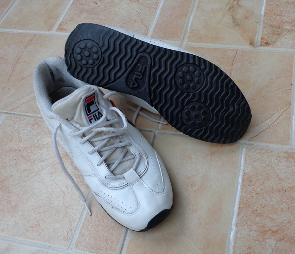 รองเท้าสปอร์ตกีฬา FILA หนังขาว ของแท้ครับ