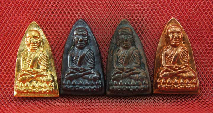 หลวงปู่ทวด พิมพ์เตารีดใหญ่ 4 องค์ เนื้อเปียกทอง เนื้อนวะ เนื้อผิวไฟ เนื้อสตางค์เเดง วัดในหาน อ.นอง อ