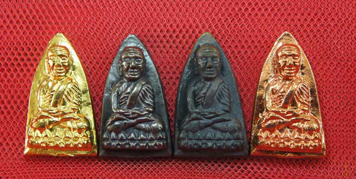 หลวงปู่ทวด พิมพ์เตารีดใหญ่ 4 องค์ เนื้อเปียกทอง เนื้อนวะ เนื้อผิวไฟ เนื้อสตางค์เเดง วัดในหาน อ.นอง อ