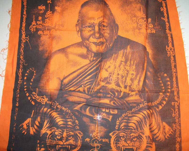 ผ้ายันต์จีวรเหลืองอร่าม หลวงพ่อเปิ่น วัดบางพระ ขนาด 20x27 นิ้ว 