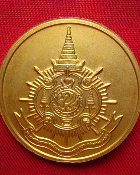 เหรียญในหลวง พระราชพิธีมหามงคลเฉลิมพระชนมพรรษา 6 รอบ ปี 2542 กะไหล่ทองพ่นทราย