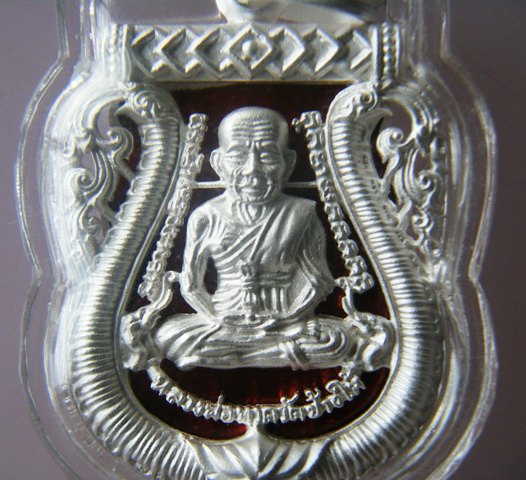  หลวงพ่อทวด รุ่น 100 ปี อาจารย์ทิม พิมพ์เสมาหน้าเลื่อน ฉลุลายยกองค์ เนื้อเงินลงยาราชาวดี สีแดง