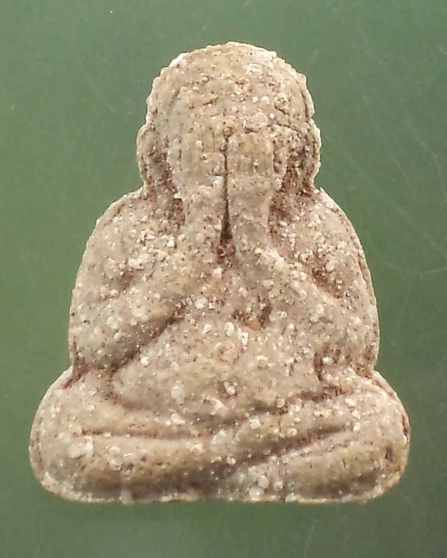 พระปิดตาลอยองค์เนื้อผง ฝังตะกรุดใต้ฐาาน สวย **เคาะเดียว**