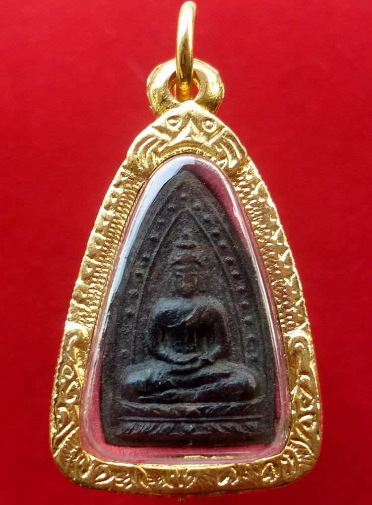 พระพุทโธข้างเม็ด เนื้อผงคลุกรัก ด้านหลังยันต์ หลวงปู่เฮี้ยง วัดป่าฯ จ.ชลบุรี
