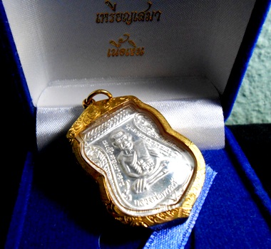 100 ปีเนื้อเงิน เลี่ยมทองคำ สวยเงางาม **4869**รวมได้เลข 8 รวยรวยรวยไม่มีสิ้นสุด