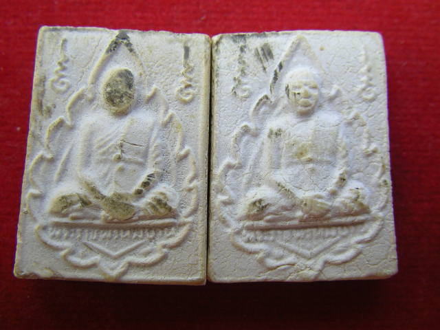 พระคำข้าว  2 องค์ ( รุ่นปืนแตก ) ตัวหนังสือตรงและตัวหนังสือโค้ง  หลวงพ่อฤาษีลิงดำ  วัดท่าซุง