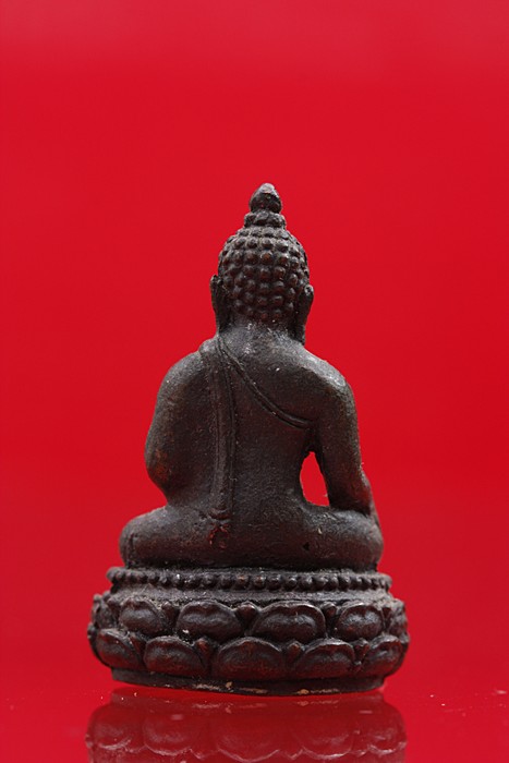 รูปหล่อพระพุทธฐานบัวไม่ทราบที่ ด้านหน้ามีคำว่าไทย