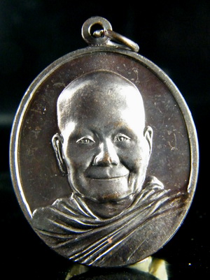 (เคาะเดียว) เหรียญไข่ทองแดงรมดำ หลวงพ่อจรัญ รุ่นฉลองอายุวัฒนะมงคล 84 ปี เลข 5588 กล่องเดิม เลขสวย