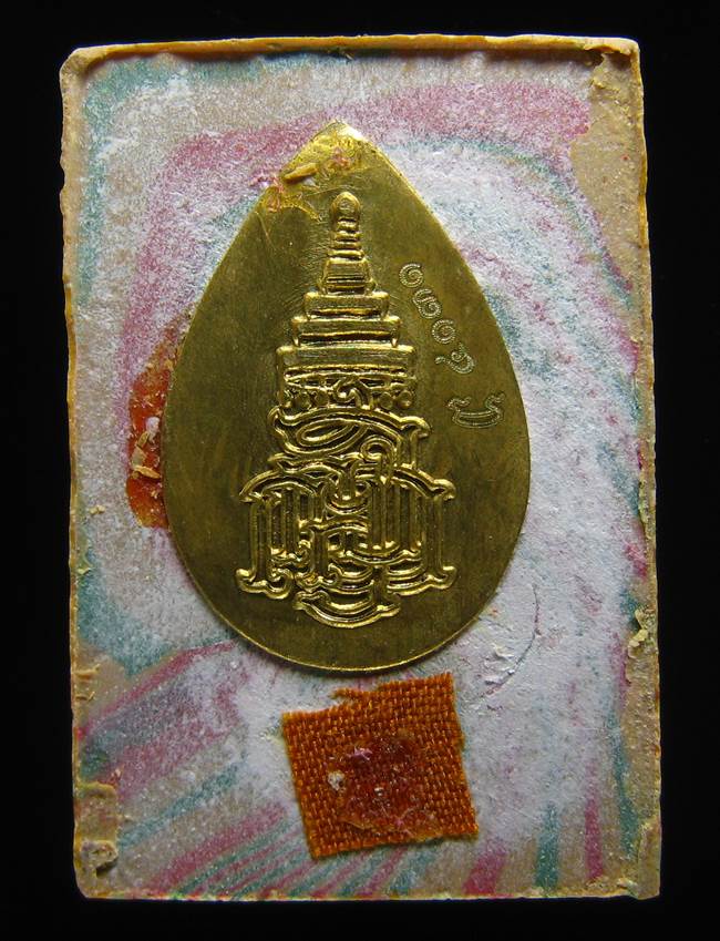 **สมเด็จสายรุ้ง 100 ปี สมเด็จญาณฯ วัดบวรฯ ติดแผ่น จีวร เลข 4131 เคาะเดียวแดง**