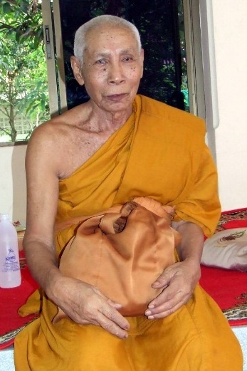 พระกริ่งบัวเข็ม เนื้อทองเหลือง ปี2549 หลวงพ่อโทนวัดเขาน้อยคีรีวัน ชลบุรี (F3)