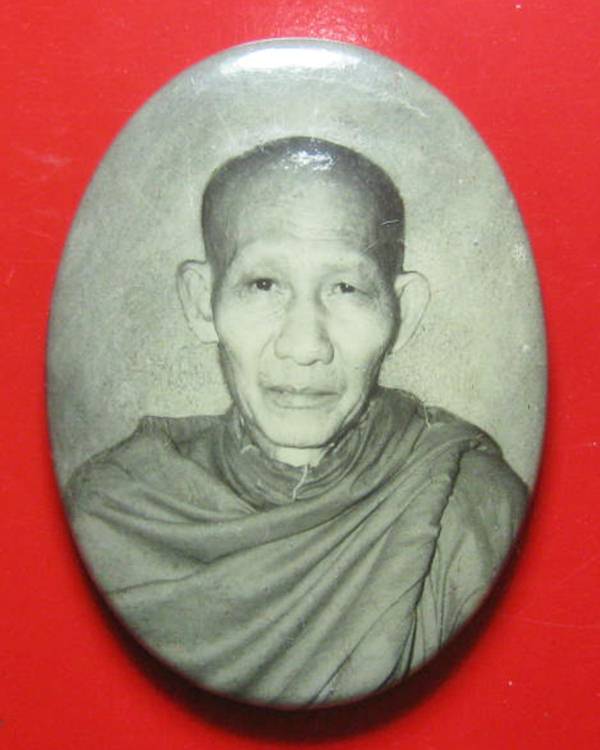 ล็อกเก็ตอมตะ มงคลเกษม 81 หลังทองแดง ปี 35 บรรจุมวลสาร 9 มงคล สวย ๆ กล่องเดิม 