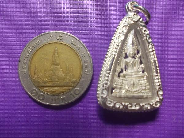 พระพุทธชินราชเนื้อเงินพ่นทราย พิมพ์เล็ก รุ่นปิดทอง ปี 2547 เลี่ยมเงินพร้อมใช้