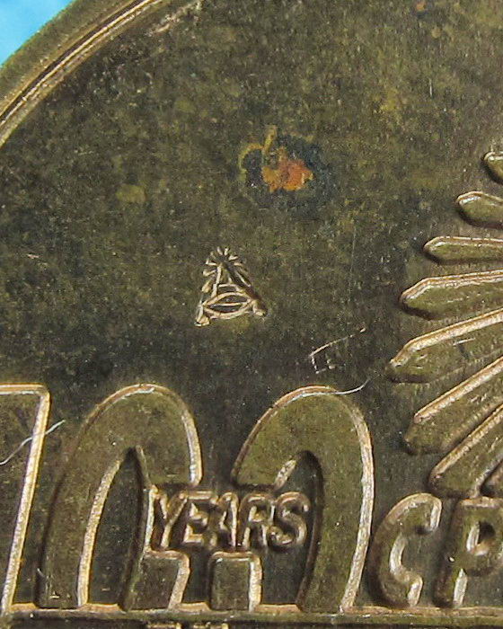 เหรียญ พระแก้วมรกต รุ่น100 ปี มูลนิธิจุฬาลงกรณ์ ปี 45 ตอกโค๊ต.เริ่ม20บาท.(26/09/56-23)