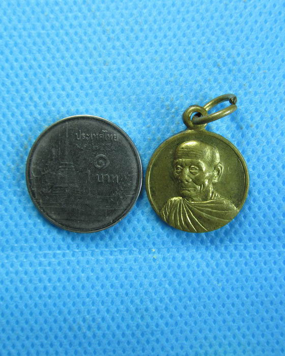 เหรียญกลมเล็ก หลวงพ่อพูล วัดไผ่ล้อม จ.นครปฐม ปี 2545 สวยสุดๆ .เริ่ม20บาท.(26/09/56-24)