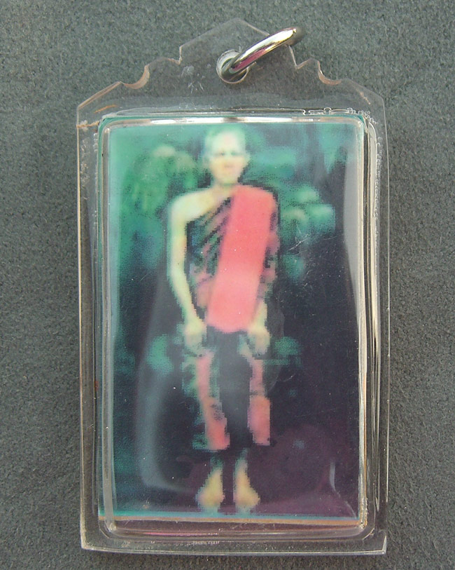 ภาพถ่ายหลวงปู่เทพโลกอุดร หลังติดแผ่นจารอักขระยันต์ จีวรหลวงและปลุกเสกโดยหลวงปู่ผ่าน ปัญญาปทีโป