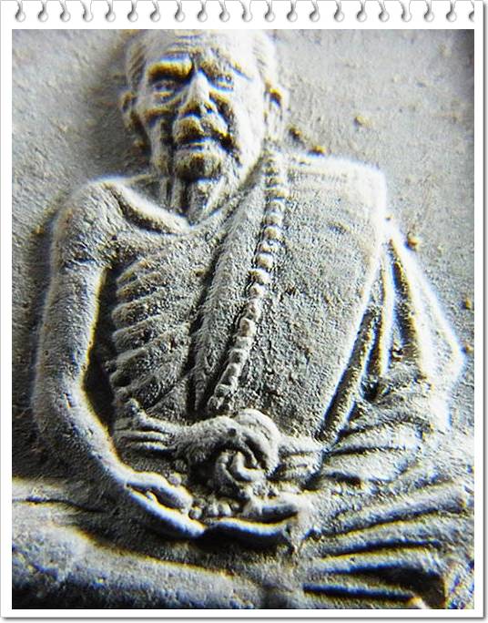 วัดใจ 100 เดียวแดง พระผงรูปเหมือนหลวงปู่หมุน รุ่นแรก เนื้อพุทธคุณ ผสมเกศา ชานหมาก จีวร ปี 2542 # 1 